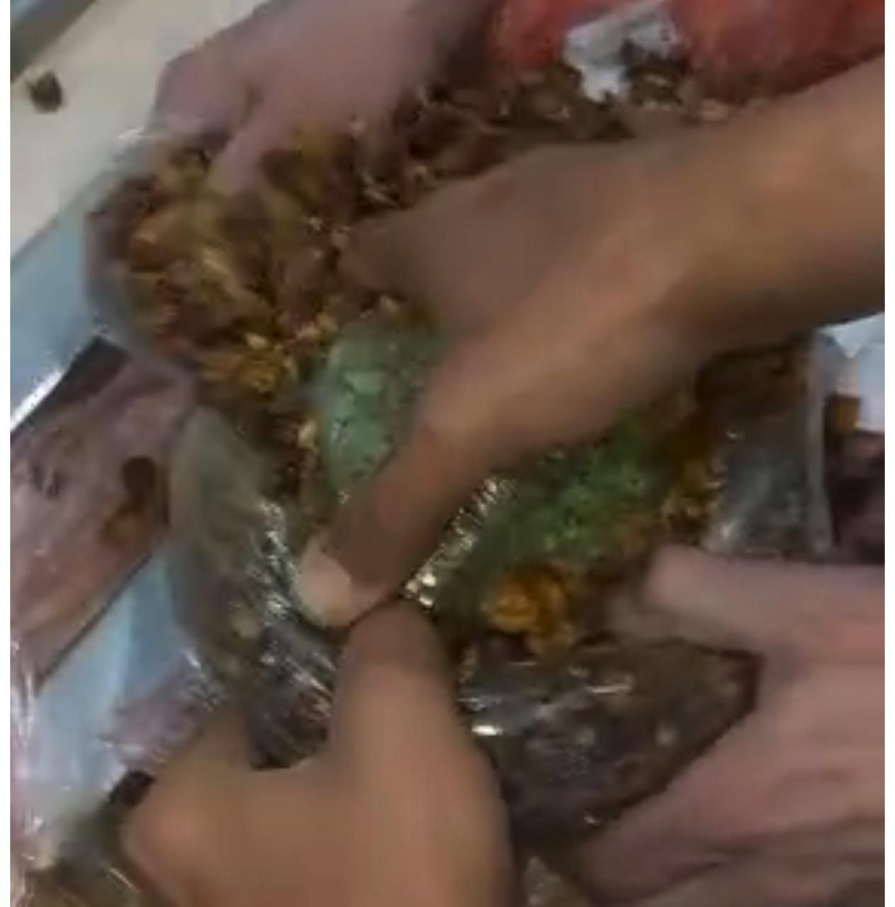 جمارك مطار القاهرة تضبط راكب بحوزته ٣ كيلو ونصف من مخدر القات وسط قشور بن وكركديه