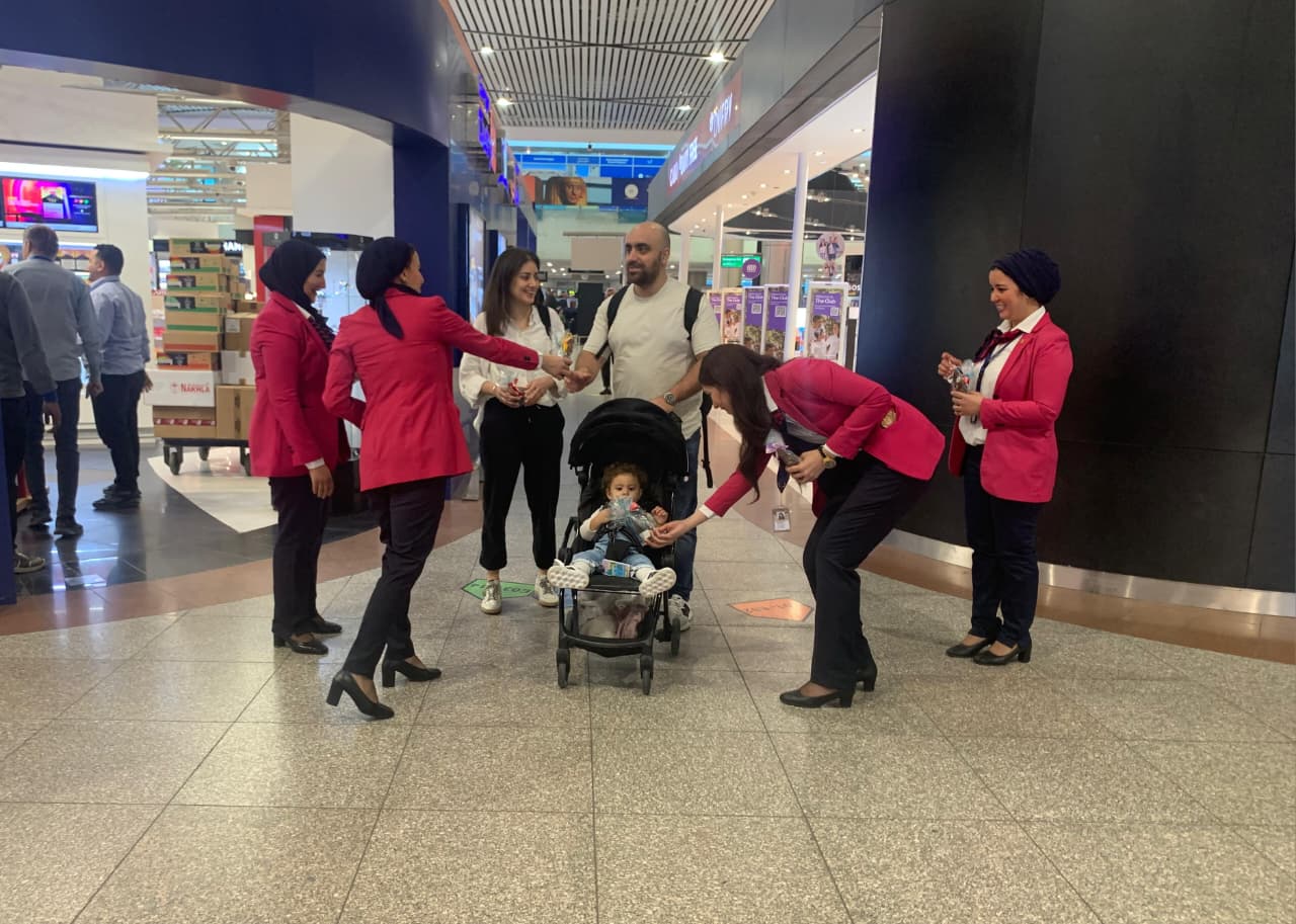 مطار القاهرة الدولي يحتفل بأعياد الربيع مع الركاب