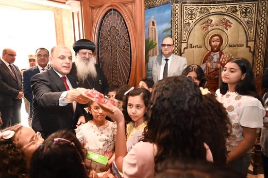 محافظ الغربية يوزع الهدايا على الأطفال داخل الكنائس احتفالا بعيد القيامة المجيد