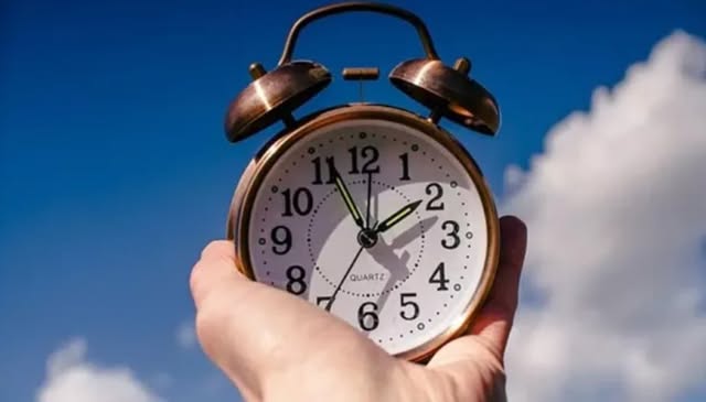 عودة التوقيت الصيفي 2026.. ماذا يتغير في يومك؟
