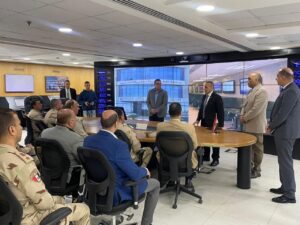 وفد الأكاديمية العسكرية للدراسات العليا  والإستراتيجية يزور مركز العمليات وإدارة الأزمات بسلطة الطيران