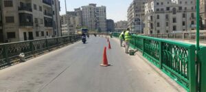 صيانة كوبري الجيزة المعدني وتركيب أسوار حديدية جديدة