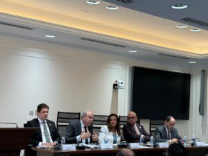 وزير الطيران يستعرض أمام البرلمان خطة تطوير الشركة الوطنية مصر للطيران