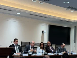وزير الطيران يستعرض أمام البرلمان خطة تطوير الشركة الوطنية مصر للطيران