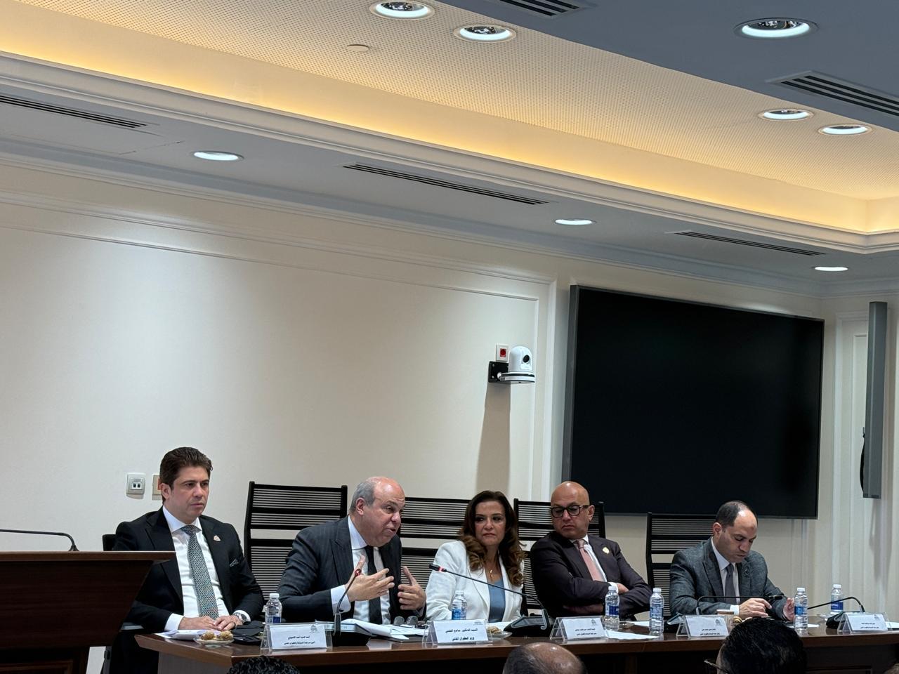 وزير الطيران يستعرض أمام البرلمان خطة تطوير الشركة الوطنية مصر للطيران