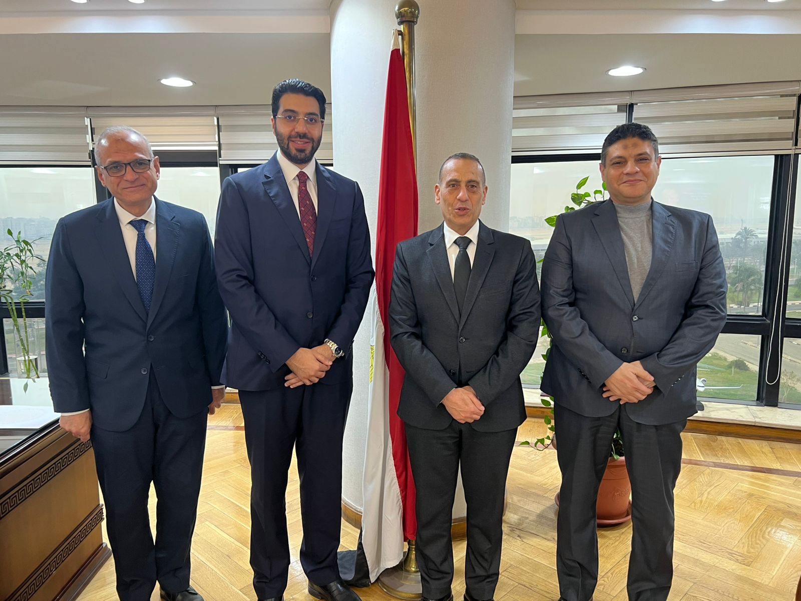 رئيس الطيران المدني يكرّم خبير “الإيكاو” بمناسبة انتهاء مهام عمله بالقاهرة