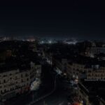 الشوارع تكتسي الظلام إثر الإغلاق المبكر الذي اتخذته الحكومة.