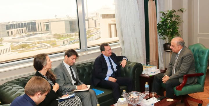 وزير الكهرباء يبحث مع سفير فرنسا بالقاهرة تعزيز فرص التعاون في تطوير الشبكة الموحدة