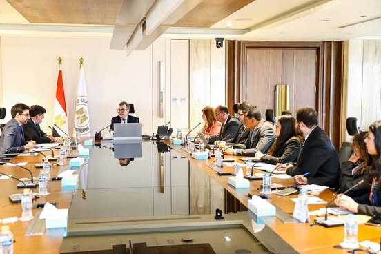 وزير التخطيط يناقش مع منظمة التعاون الاقتصادي الاستفادة من الخبرات الدولية لتمكين القطاع الخاص
