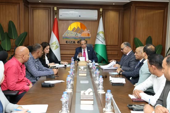 محافظ الجيزة يعلن رصف 64 شارعًا ببلاط الإنترلوك ببولاق