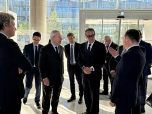 وزير الصحة يجتمع بنائب رئيس شركة سيرفيه لتوطين صناعة أدوية الأورام