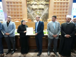 محافظ أسيوط يشهد الاحتفال بعيد الأم ويكرم الأمهات المثاليات