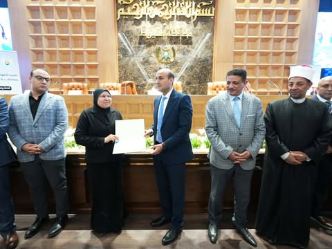 محافظ أسيوط يشهد الاحتفال بعيد الأم ويكرم الأمهات المثاليات