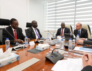 وزير الاستثمار يبحث مع نظيره بجنوب السودان تعزيز التعاون