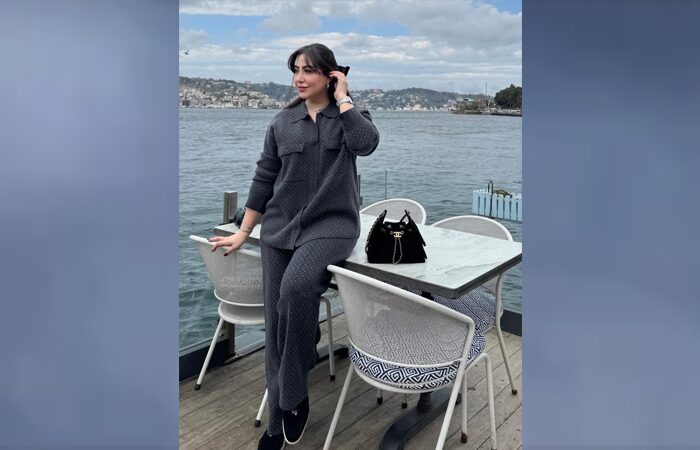 بوسي تخطف الأنظار بإطلالة أنيقة على ضفاف البوسفور في تركيا