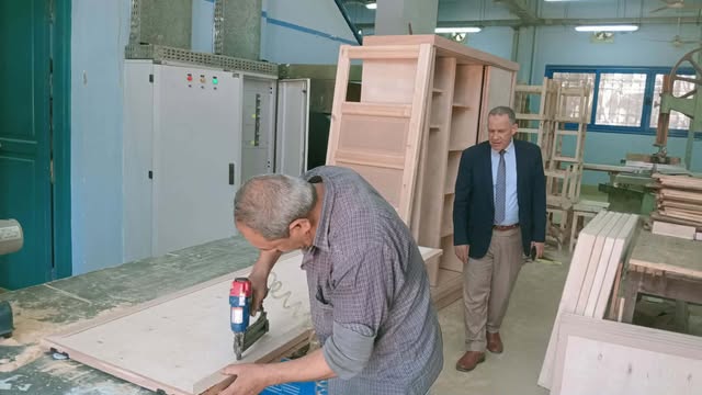 وكيل تعليم أسيوط يتفقد المدرسة الثانوية الميكانيكية لمتابعة مبادرة تدوير الرواكد الخشبية