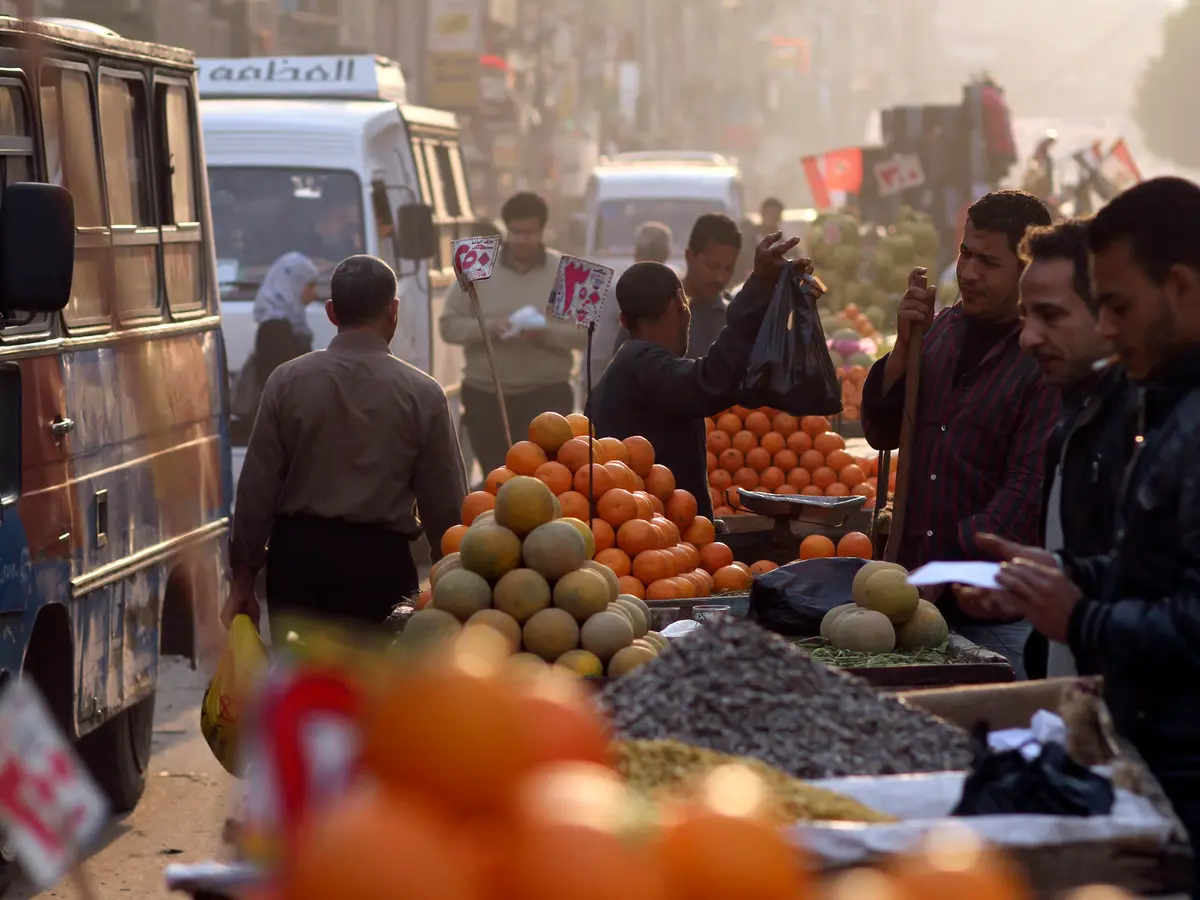 استطلاع: توقعات بتسارع معدل التضخم وتراجع سعر الفائدة بمصر العام المقبل