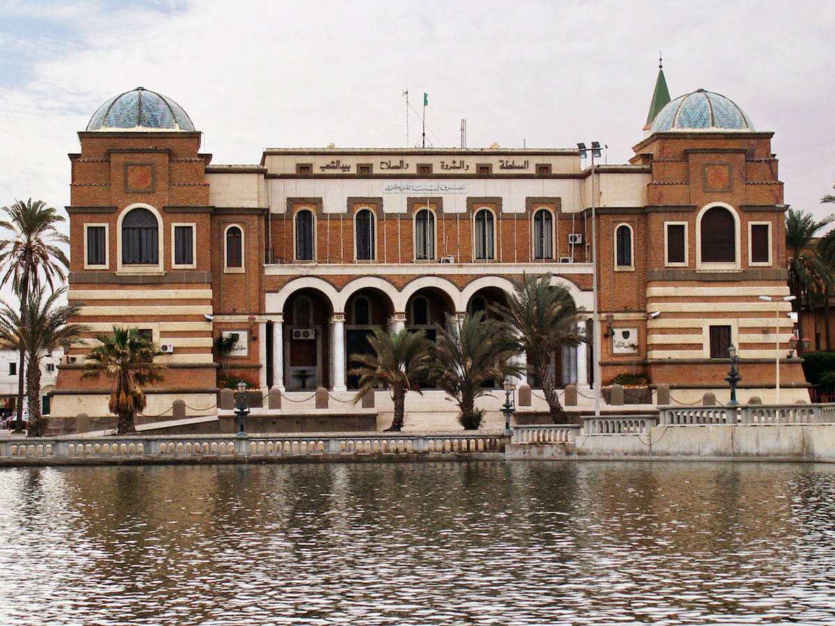 ليبيا تودع عقدا ونصف من الانقسام المالي بإقرار أول ميزانية موحدة