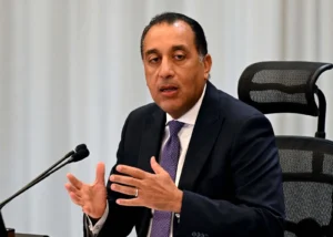 رئيس الوزراء يمدّد مواعيد غلق المحال التجارية حتى ١١ مساءا