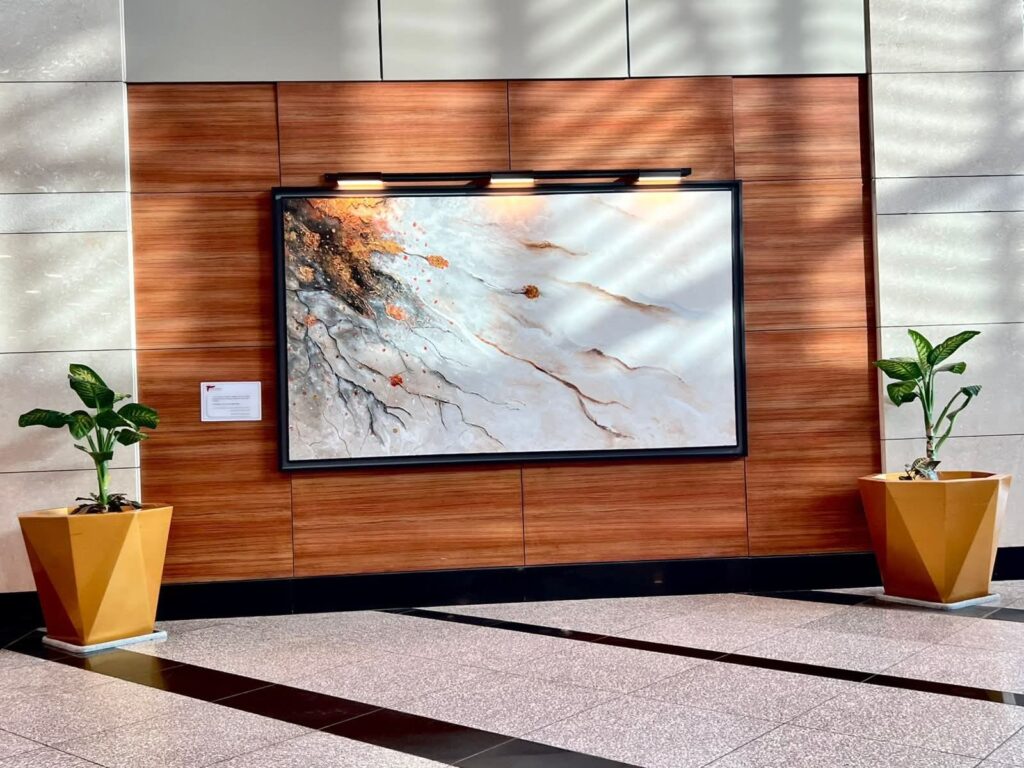 موظفة بـ”ميناء القاهرة الجوي” تحوّل مخلفات الهالك إلى أعمال فنية بدعم إدارة واعية