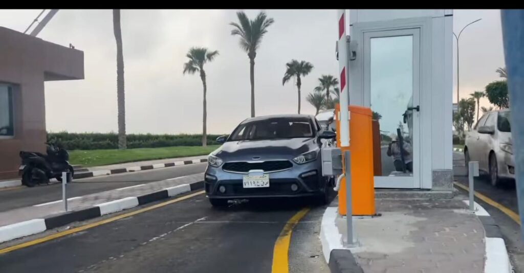 مطار الغردقة الدولي يواكب التطوير بمنظومة ذكية لتنظيم حركة المركبات وتحقيق سيولة مرورية داخل المطار