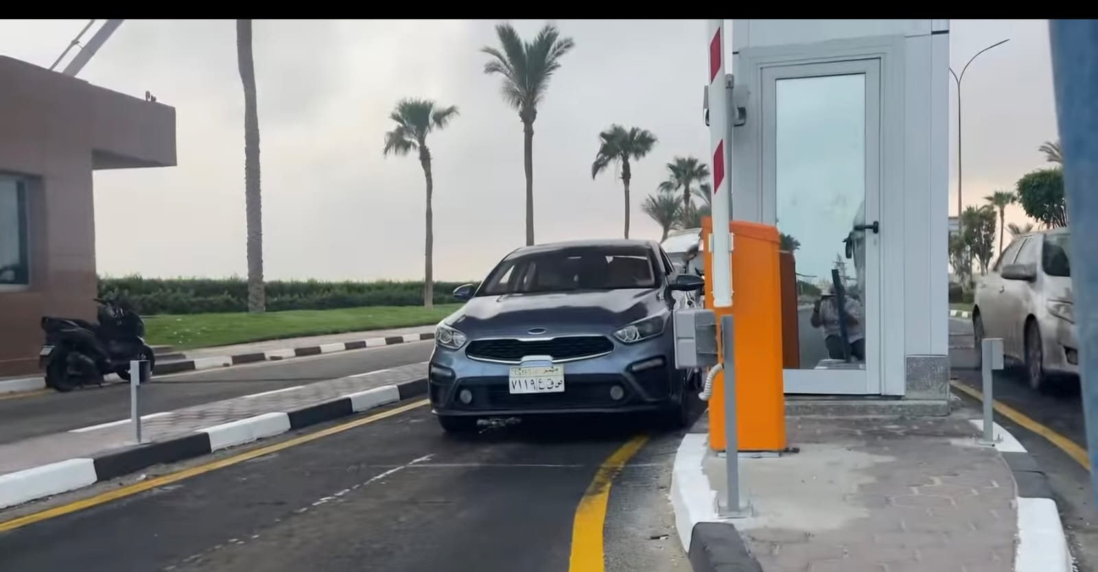 مطار الغردقة الدولي يواكب التطوير بمنظومة ذكية لتنظيم حركة المركبات وتحقيق سيولة مرورية داخل المطار