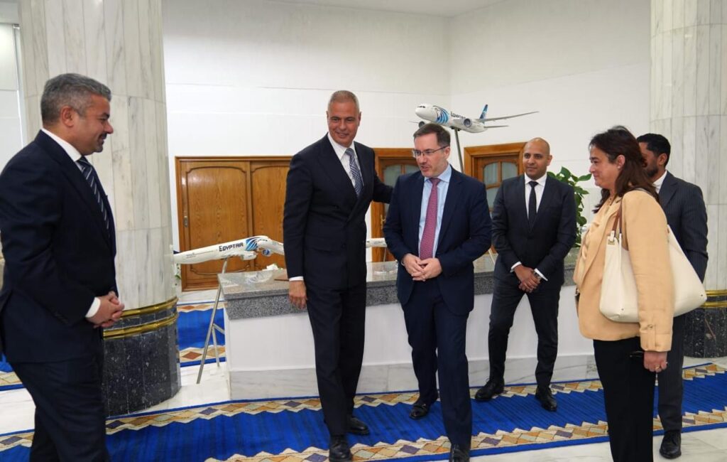 مصر للطيران توسّع شراكتها مع بريطانيا.. تمويل لتحديث الأسطول وزيادة الرحلات قبيل «فارنبورو 2026»