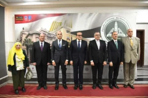 وزير الصحة يترأس مناقشة رسالة دكتوراه مهنية في «حوكمة الطوارئ»