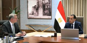 رئيس الوزراء يتابع جهود تأمين احتياجات السوق من المنتجات البترولية