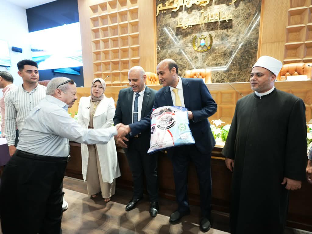 محافظ أسيوط يسلم تأشيرات السفر  لعدد من حجاج الجمعيات الأهلية