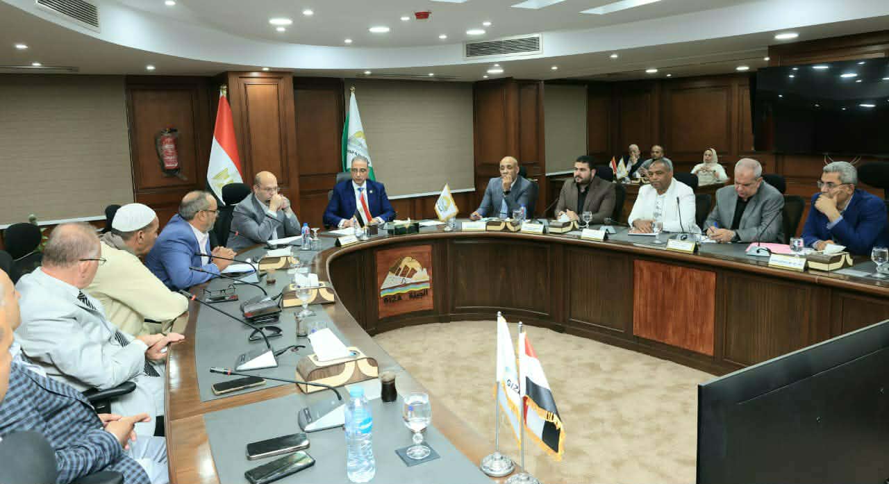 محافظ الجيزة يبحث سبل دعم مصانع الطوب بالصف