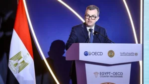 بحضور رئيس الوزراء وسكرتير OECD.. وزير التخطيط يشيد بالبرنامج القطري