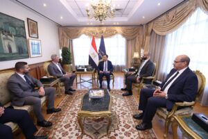 وزير الاتصالات يبحث مع مسؤولي شركة امازون ويب سيرفيسز AWS خطط التوسع في استثماراتها في مصر