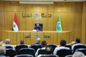 نائب محافظ المنيا يعقد اجتماعًا موسعًا لتكثيف الحملات الرقابية