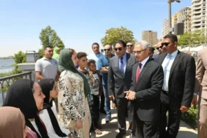 محافظ بني سويف يشارك المواطنين فرحة العيد