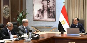 مدبولي يناقش مستجدات قيد الشركات الحكومية مؤقتًا في البورصة