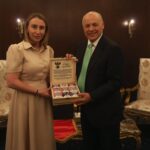 أبو ريدة يتبادل الدروع التذكارية مع رئيسة بعثة منتخب روسيا 