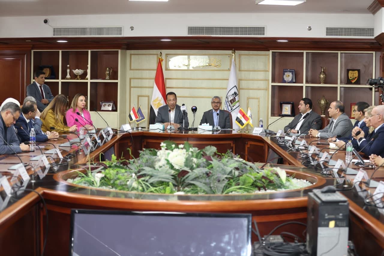 وزير الاتصالات يبحث مع محافظ بني سويف آليات تعزيز التعاون في مجالات التحول الرقمي بالمحافظة