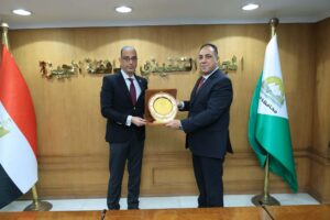 محافظ الجيزة يكرم رئيس مركز ومدينة كرداسة والمشرف على الإدارة لبلوغهم السن القانوني