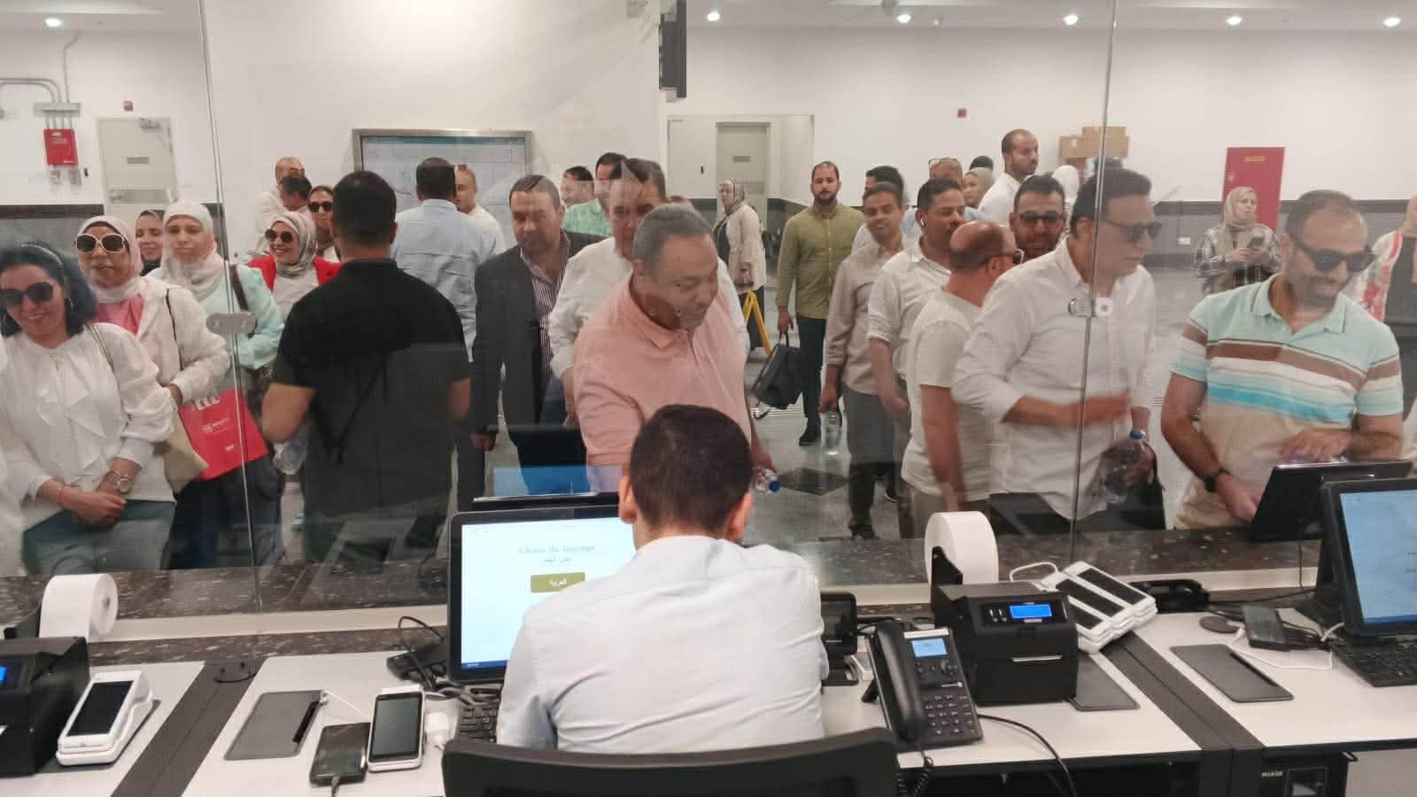 إقبال كبير من المواطنين على محطات المرحلة الأولى لمونوريل شرق النيل
