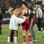 لقطة تبديل لاعب الزمالك التيشرت مع امام عاشور