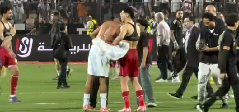 لقطة تبديل لاعب الزمالك التيشرت مع امام عاشور