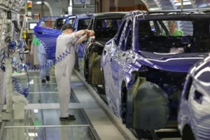 زلزال الرسوم الجمركية: ترامب يهدد عرش السيارات الأوروبية بضريبة الـ 25%