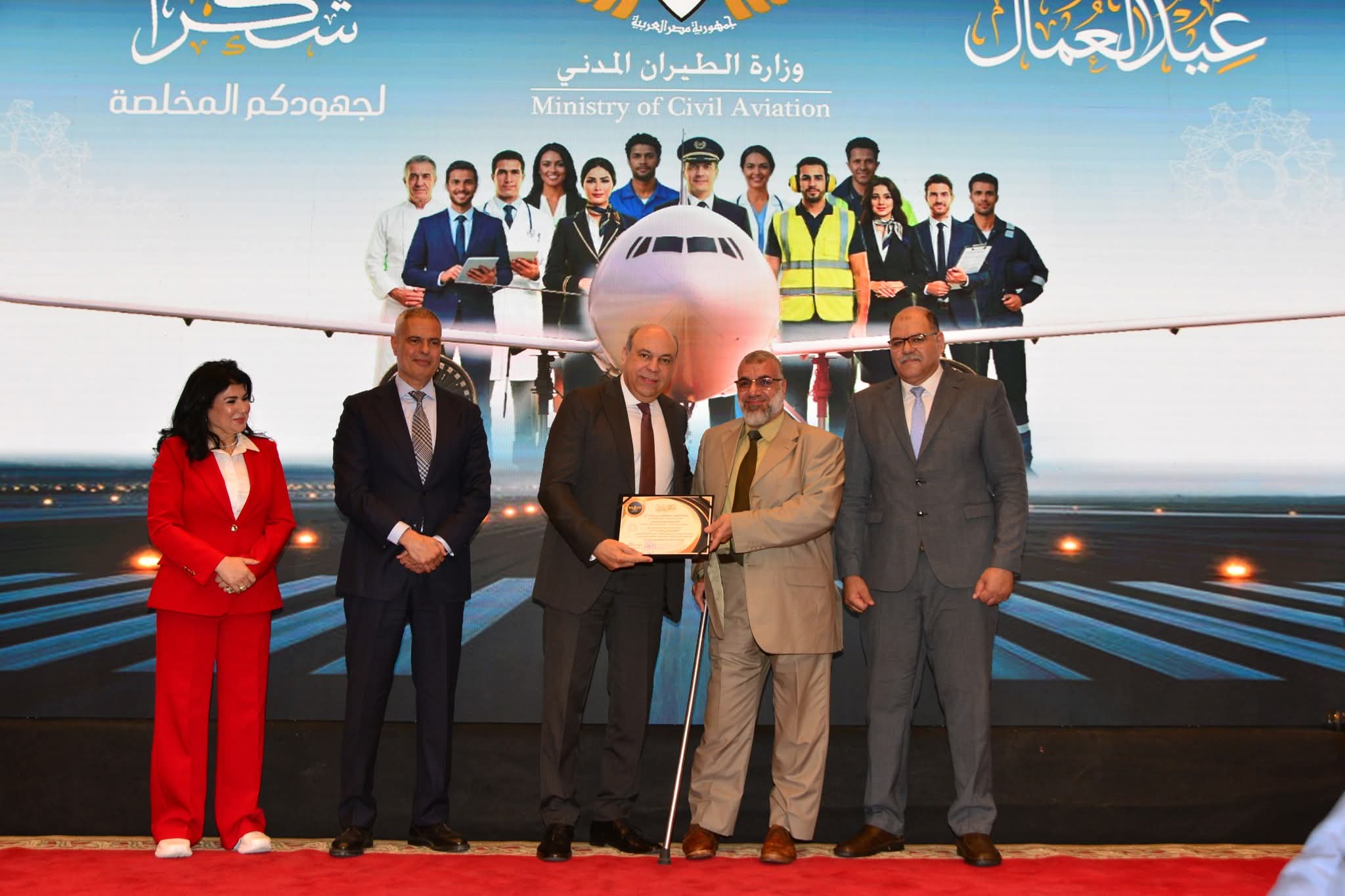 احتفالًا بعيد العمال.. وزير الطيران المدني يُكرّم عددًا من النماذج المتميزة بقطاع الطيران المدني