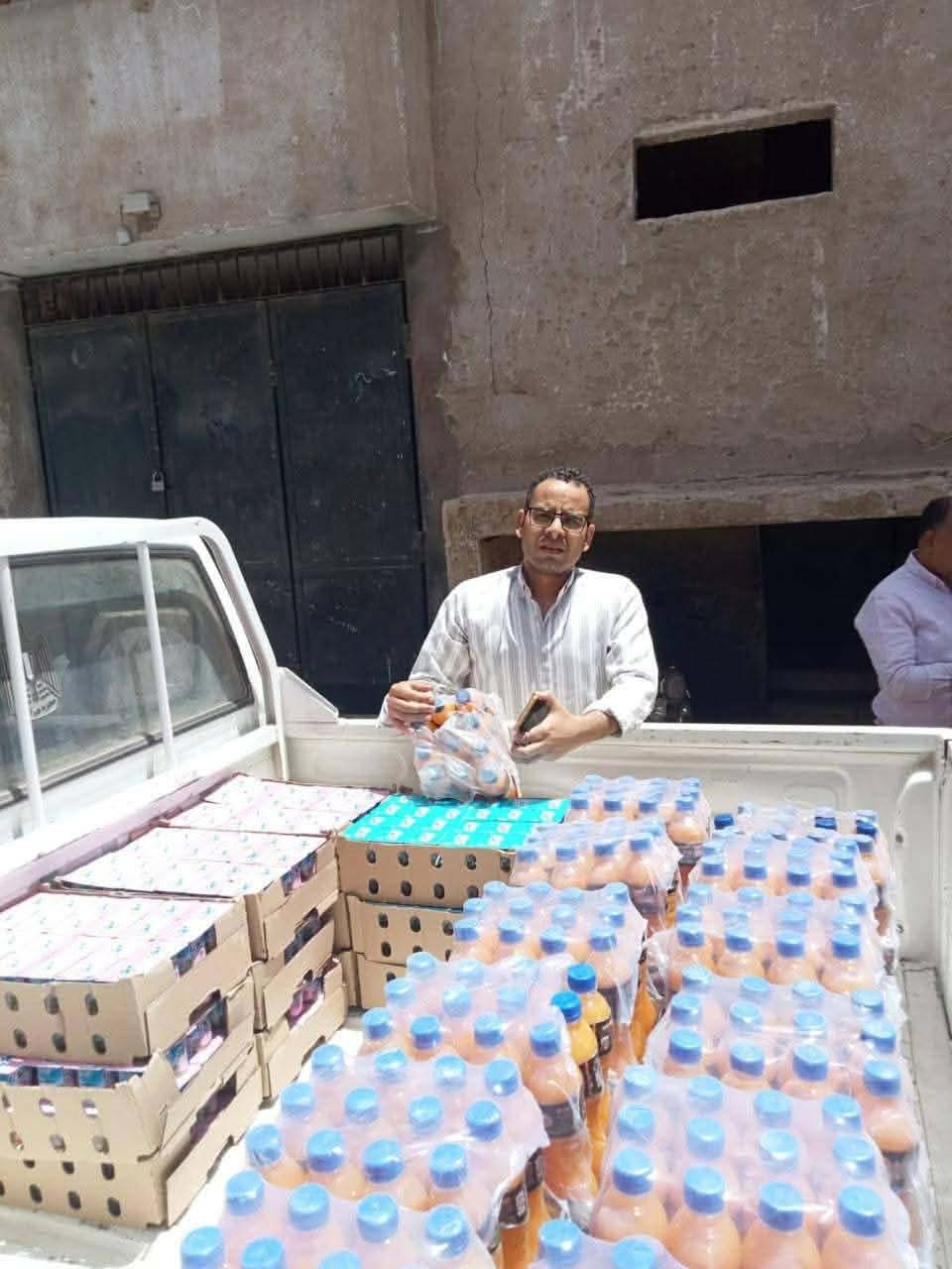 ضبط 876 عبوة مواد غذائية غير صالحة للاستخدام خلال حملة تموينية بالبداري في أسيوط 
