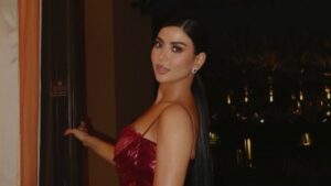 كارولين عزمي تخطف الأنظار بإطلالة حمراء أنيقة..صورة