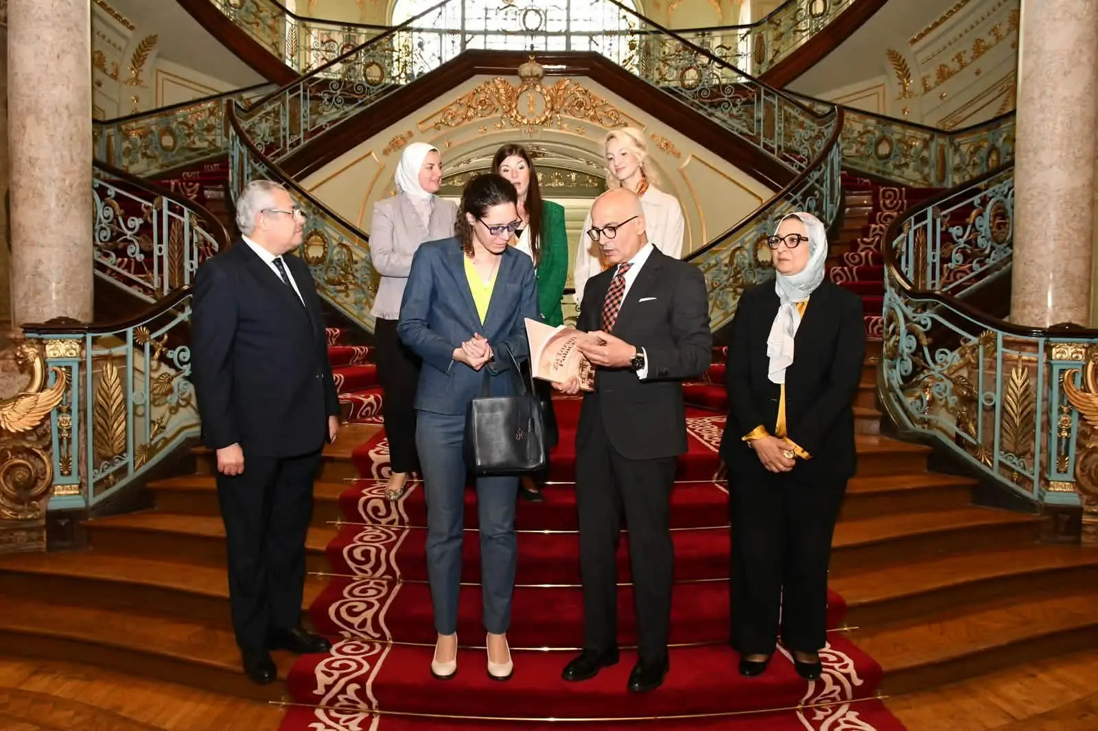 رئيس جامعة عين شمس يبحث مع سفيرة المجر تعزيز التعاون الأكاديمي