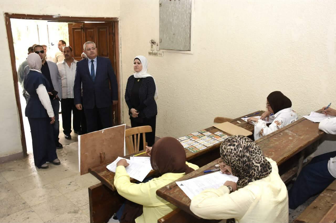 نائب رئيس جامعة عين شمس يتفقد امتحانات كلية البنات