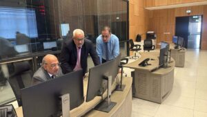 وزير الكهرباء يقضى أول أيام العيد مع العاملين فى المركز القومي للتحكم فى الطاقة