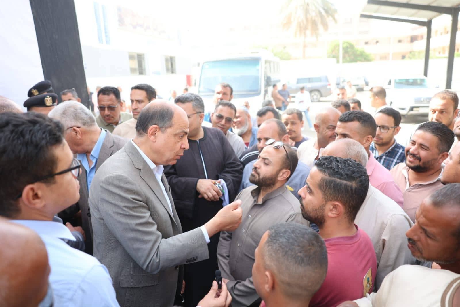تكريم شعبي لمحافظ المنيا خلال افتتاح مجمع مواقف سمالوط